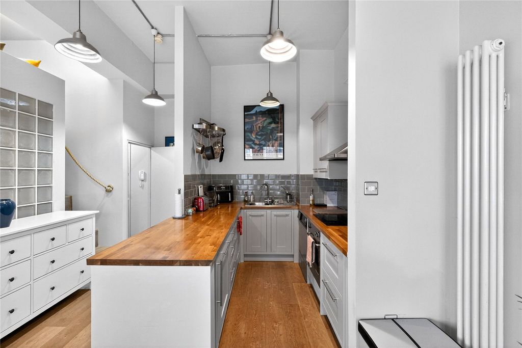 Property photo 2 of 18 Kitchen