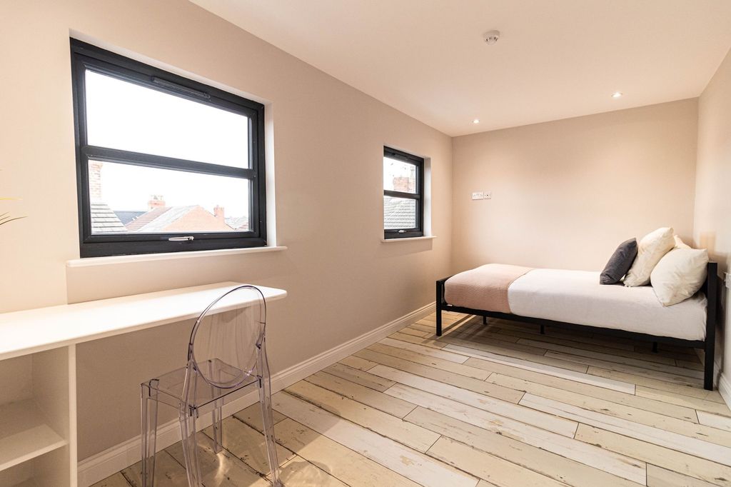 Property photo 2 of 17 Bright, Freshly Renovated Single Bedroom With Two ...