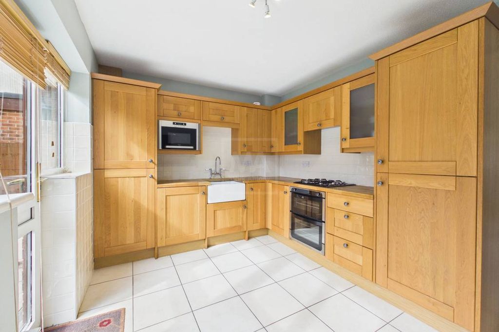 Property photo 3 of 11 Kitchen