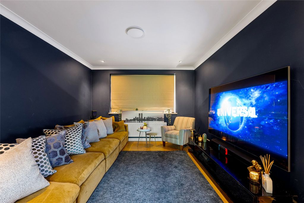 Property photo 3 of 32 Living / Dining Room