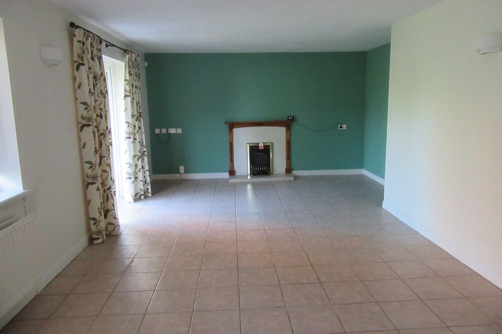 Property photo 3 of 18 Lounge