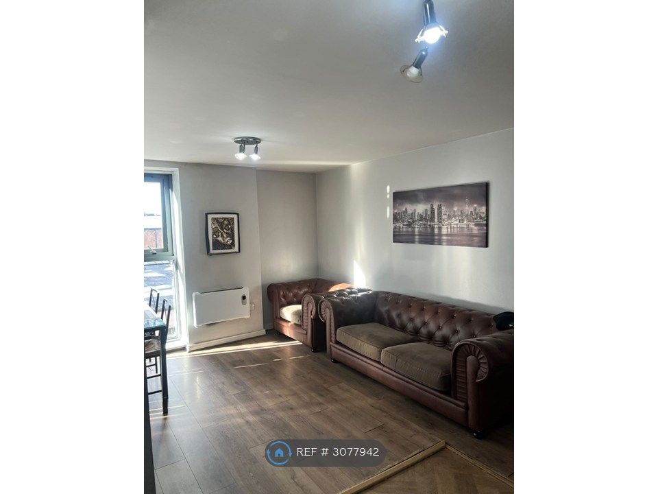 Property photo 1 of 6 Living / Dining Room