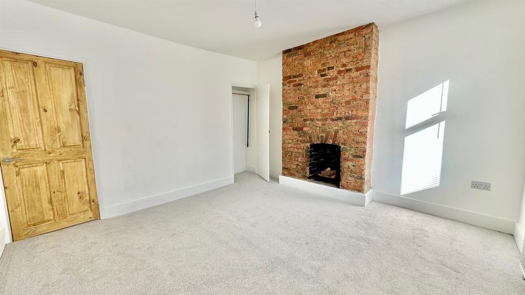 Property photo 2 of 33