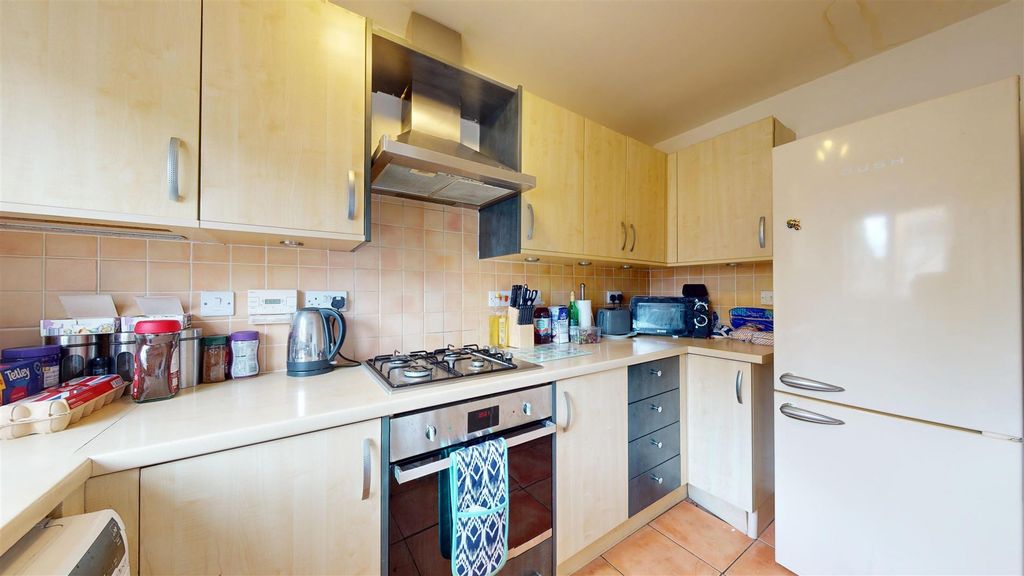 Property photo 3 of 11 Kitchen