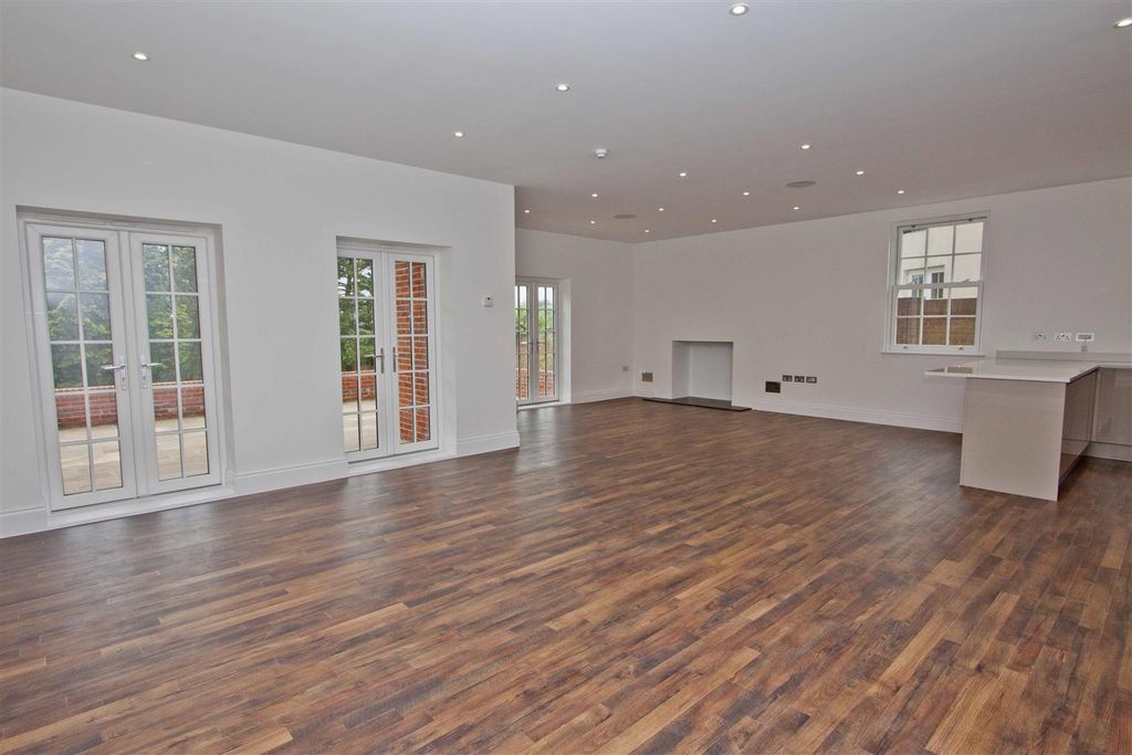 Property photo 2 of 13 Lounge 1