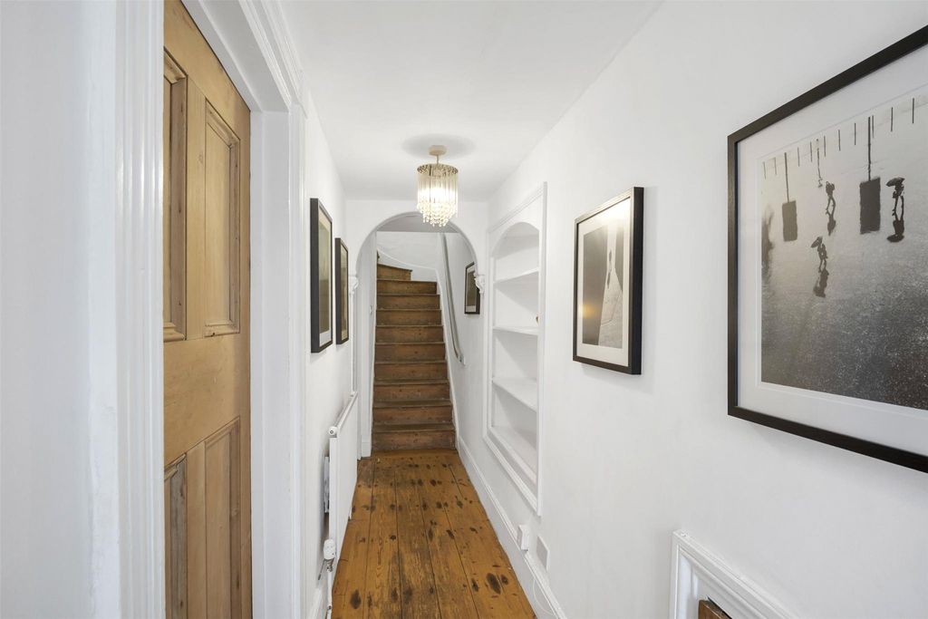 Property photo 2 of 12 Entrance Hall