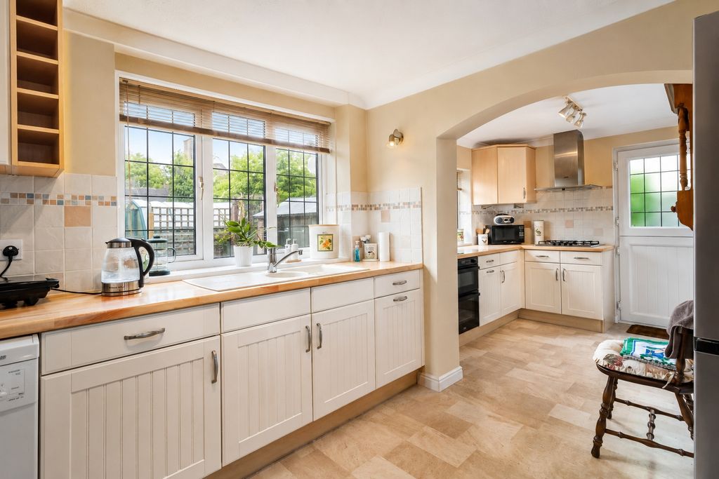Property photo 2 of 11 Kitchen