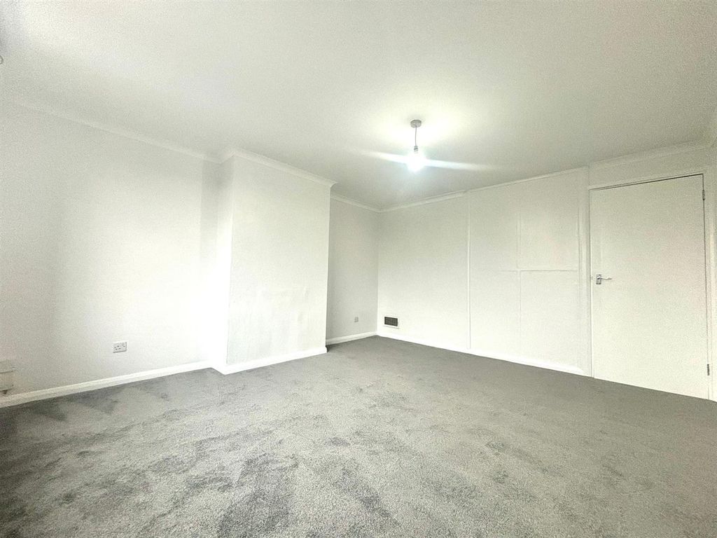 Property photo 3 of 10 Living Area