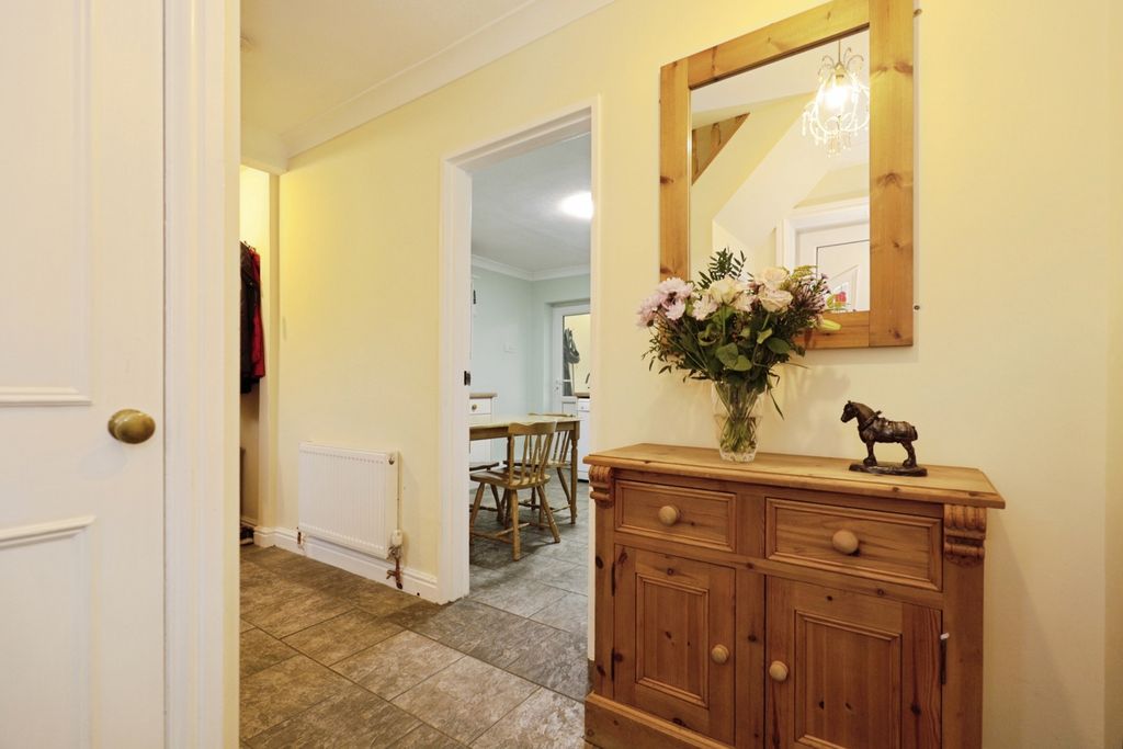 Property photo 3 of 15 Hallway (2)