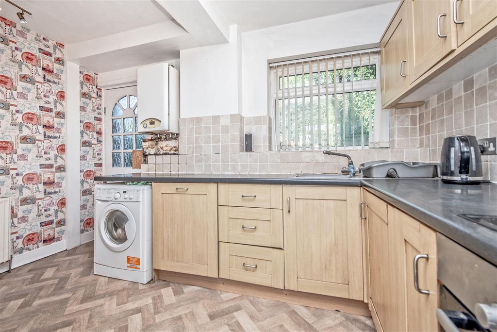 Property photo 3 of 26 Fitted Kitchen: