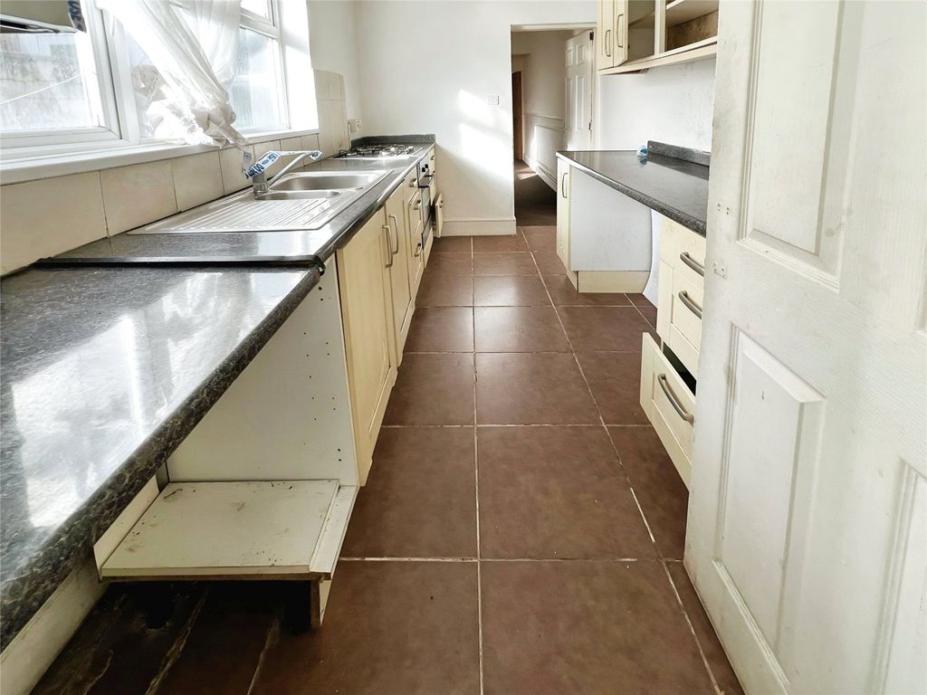 Property photo 3 of 9 Kitchen