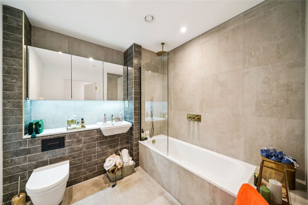 Property photo 3 of 8 Bathroom