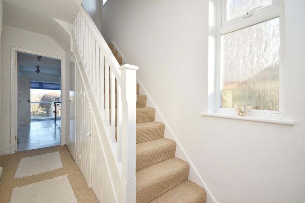 Property photo 2 of 14 Entrance Hall