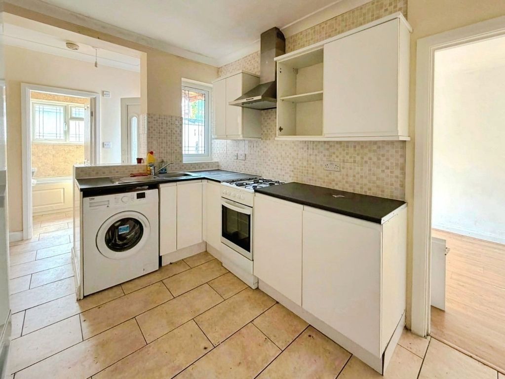 Property photo 3 of 9 Kitchen