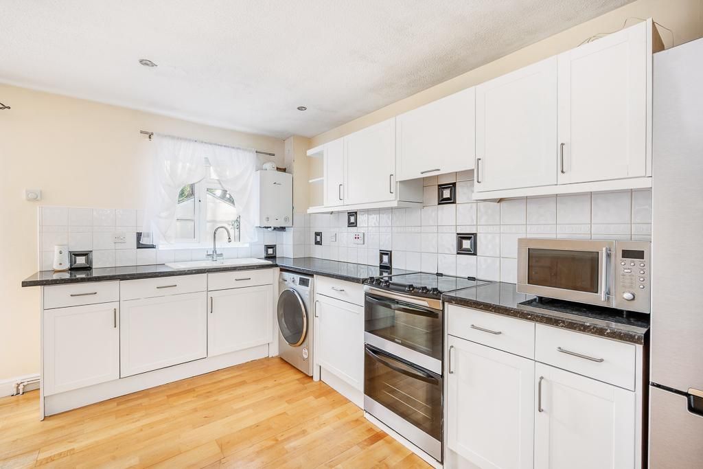 Property photo 3 of 14 Stylish Fitted Kitchen Area