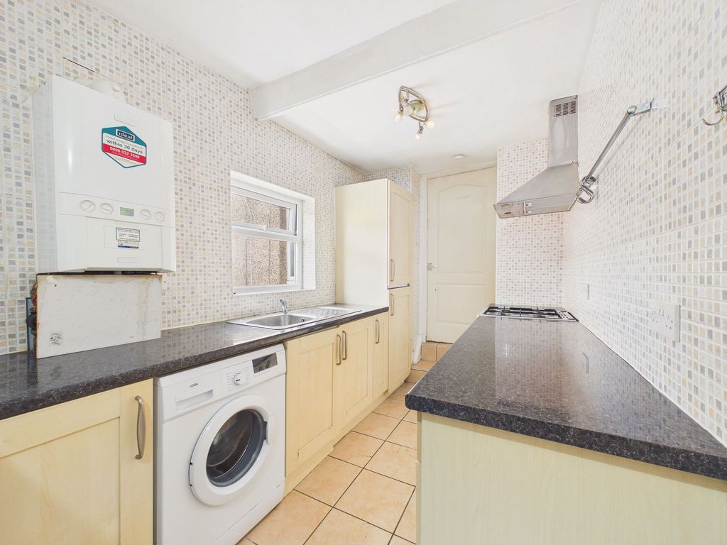 Property photo 3 of 11 Kitchen