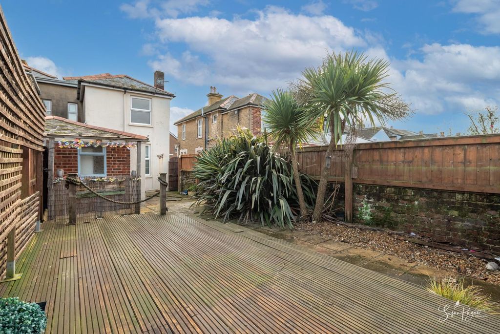 Property photo 2 of 33 Garden