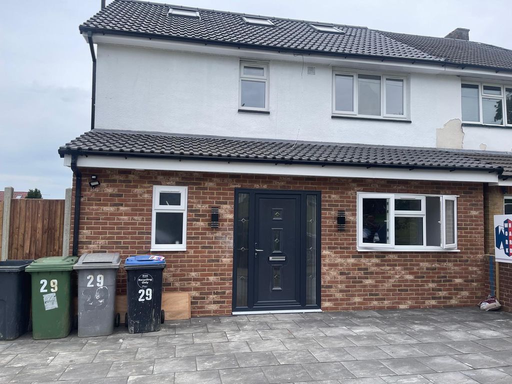 Property photo 1 of 17 Refurbished 4-Bedroom Home With Self-Contained Studio | Maple Grove, Nw9