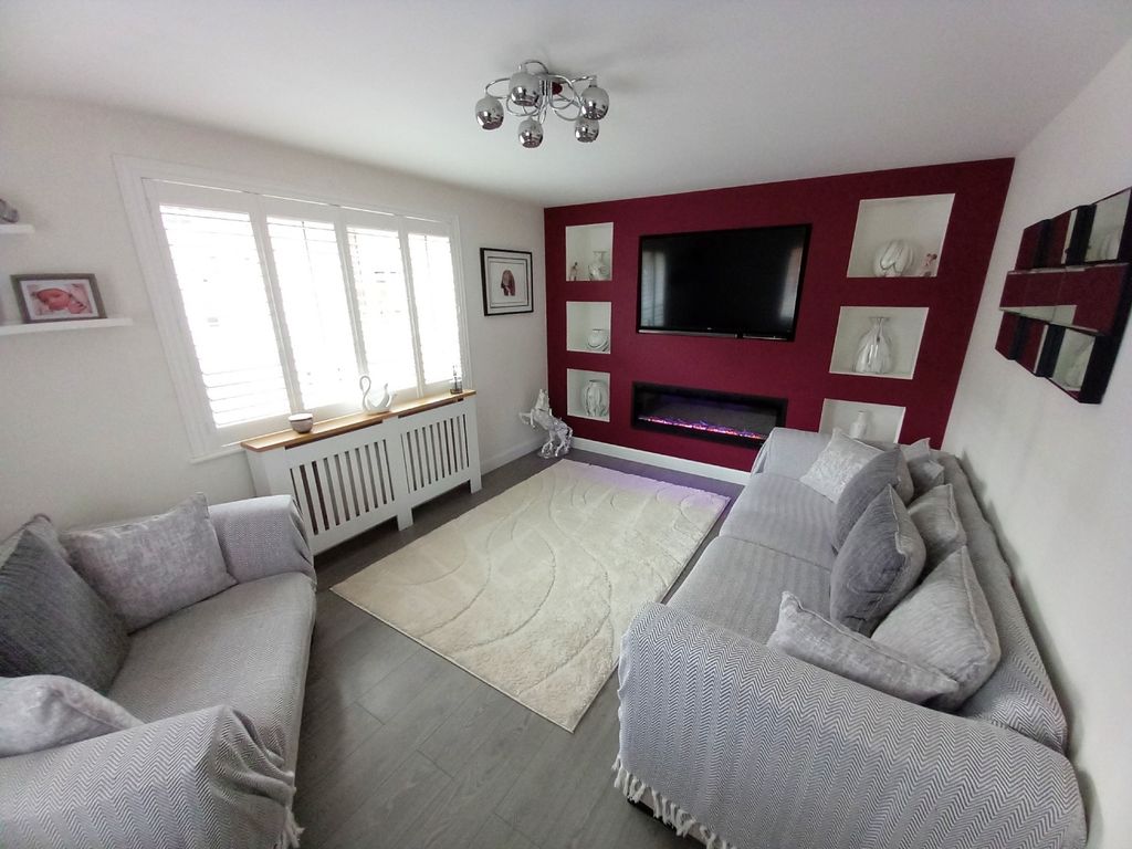 Property photo 2 of 18 Lounge