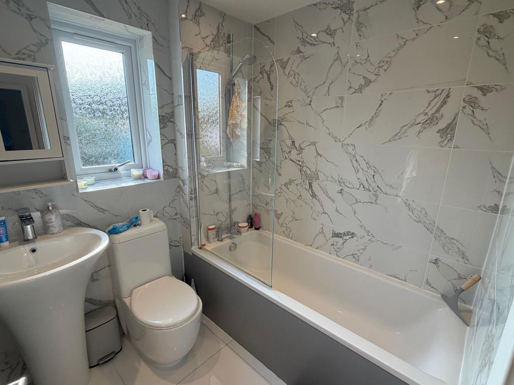 Property photo 2 of 12 Bathroom