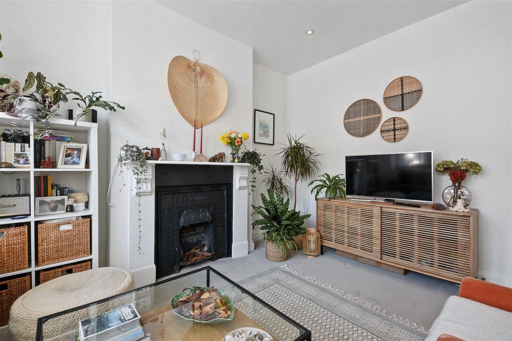 Property photo 3 of 15 14-92A6Gcwt - Flat A 27 Leghorn Road - Reception 3