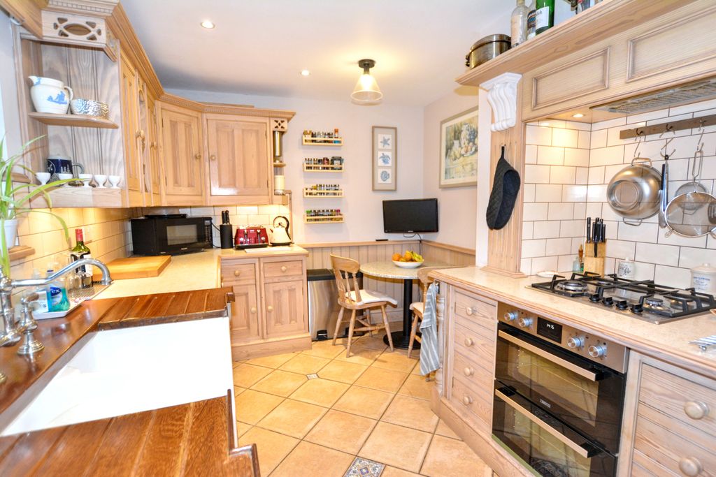 Property photo 2 of 24 Breakfast Kitcehn