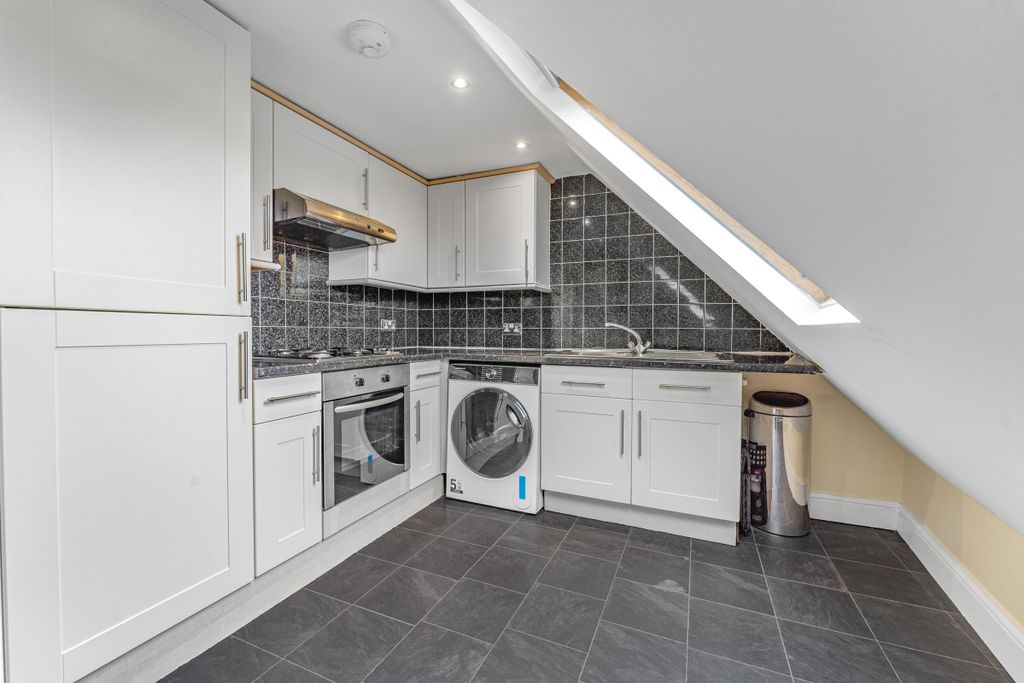 Property photo 3 of 8 Coningsby Road (8)