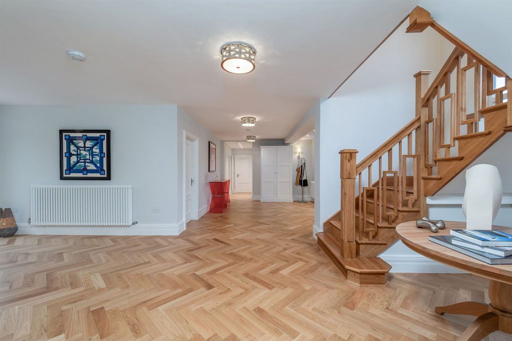 Property photo 2 of 18 Hallway