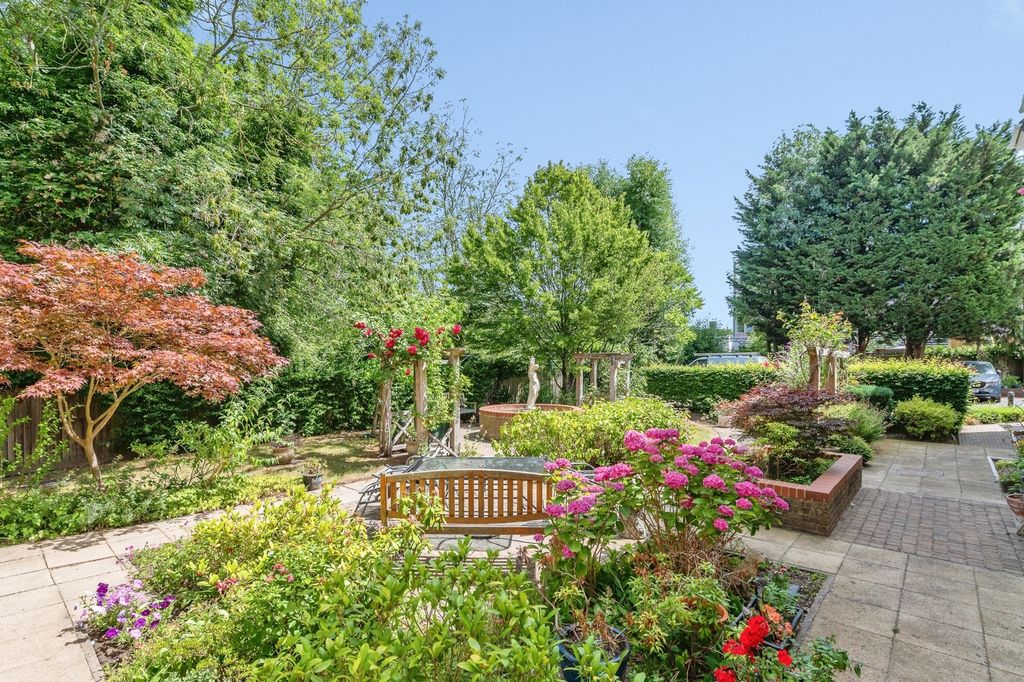Property photo 2 of 12 Communal Gardens