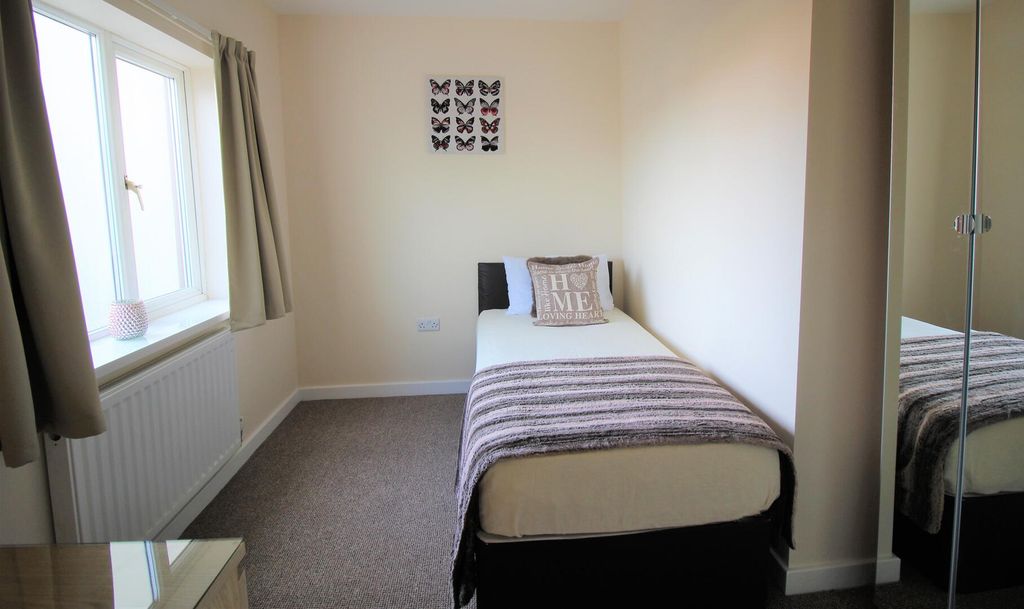 Property photo 1 of 4 Bedroom