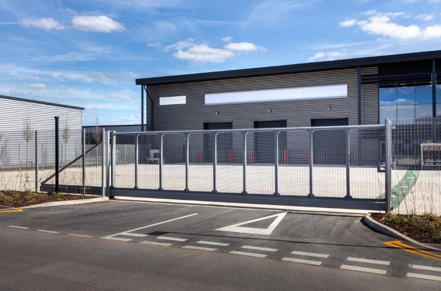 Property photo 3 of 9 690 Yard 2.Jpg