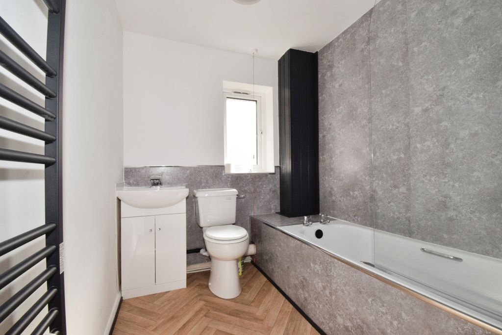 Property photo 3 of 17 Bathroom