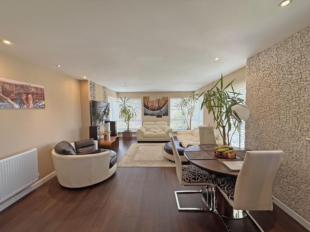 Property photo 2 of 18 Piper Street 11, Flat 9 - Living Room Front.Jpg