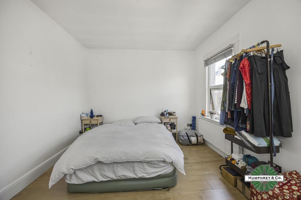 Property photo 3 of 15 First Floor Flat 5   Leopold Road -003.Jpg