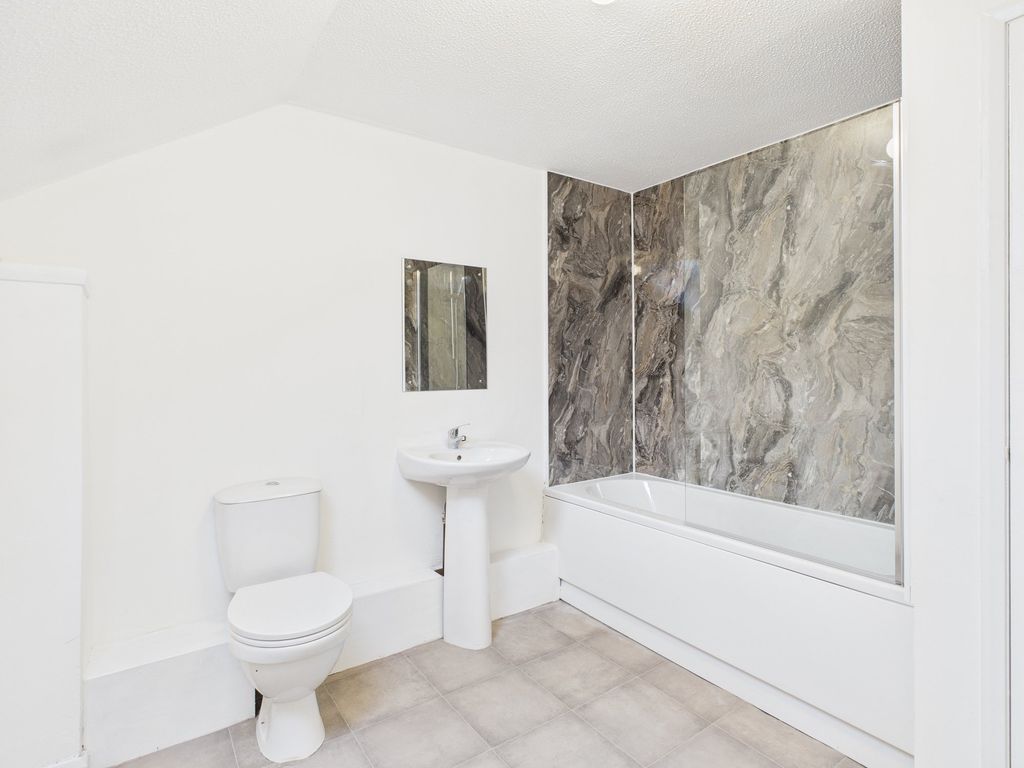 Property photo 3 of 11 Bathroom