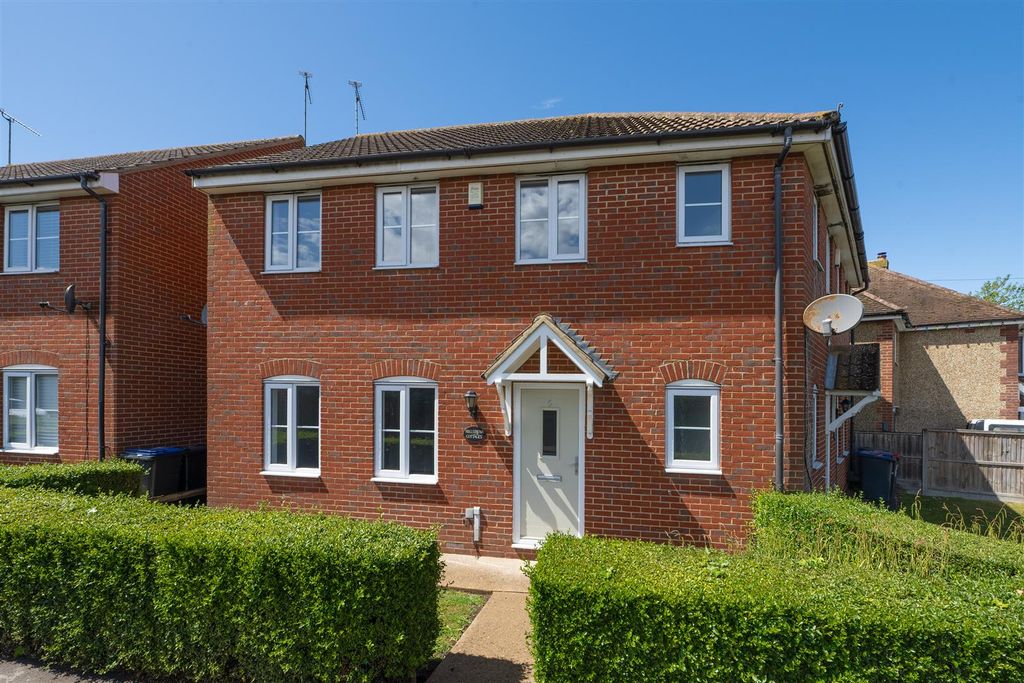 Property photo 1 of 13 Grimshill Road, Whitstable