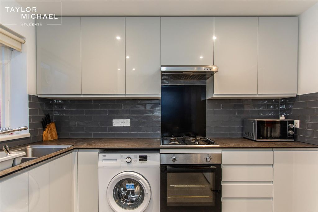 Property photo 1 of 12 Kitchen