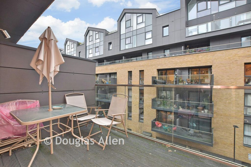 Property photo 3 of 14 Balcony / Terrace