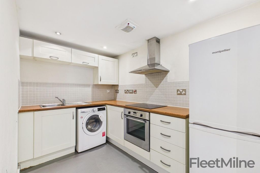 Property photo 3 of 10 Kitchen