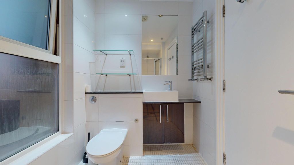 Property photo 3 of 9 Bathroom