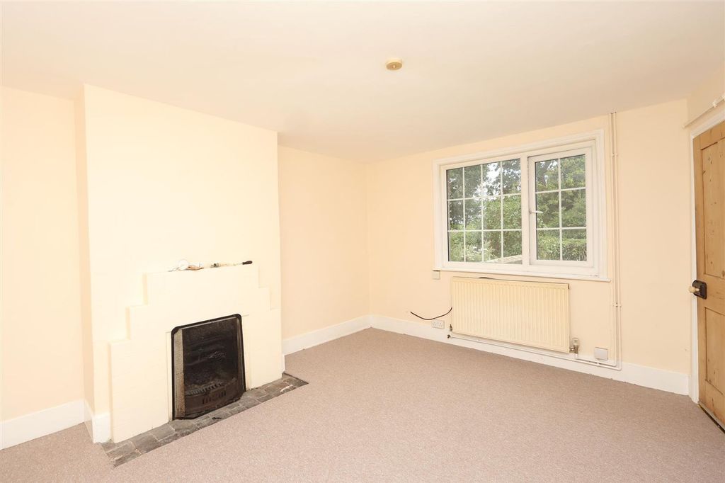 Property photo 3 of 18 Living Room