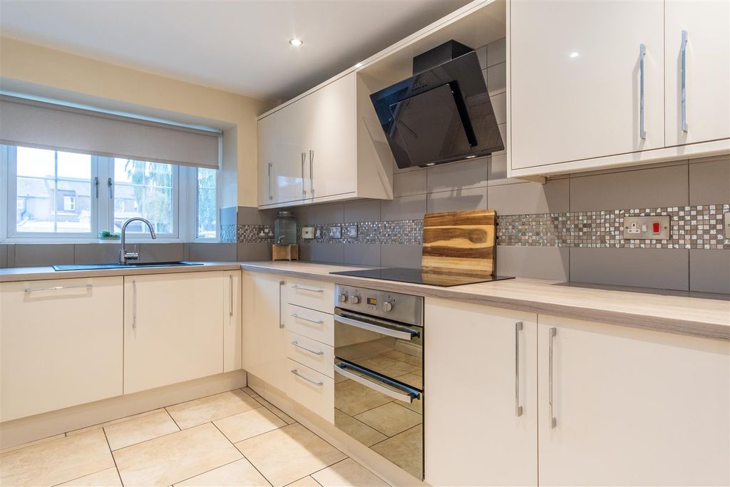 Property photo 3 of 32 Kitchen