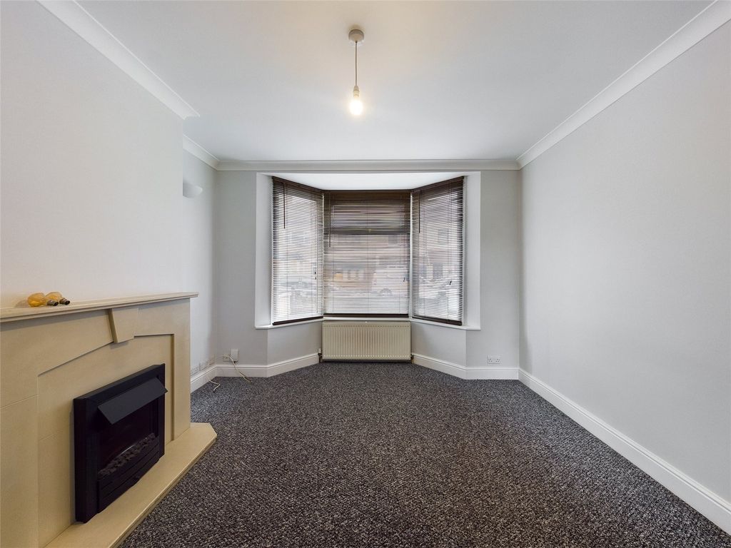 Property photo 3 of 13 Lounge