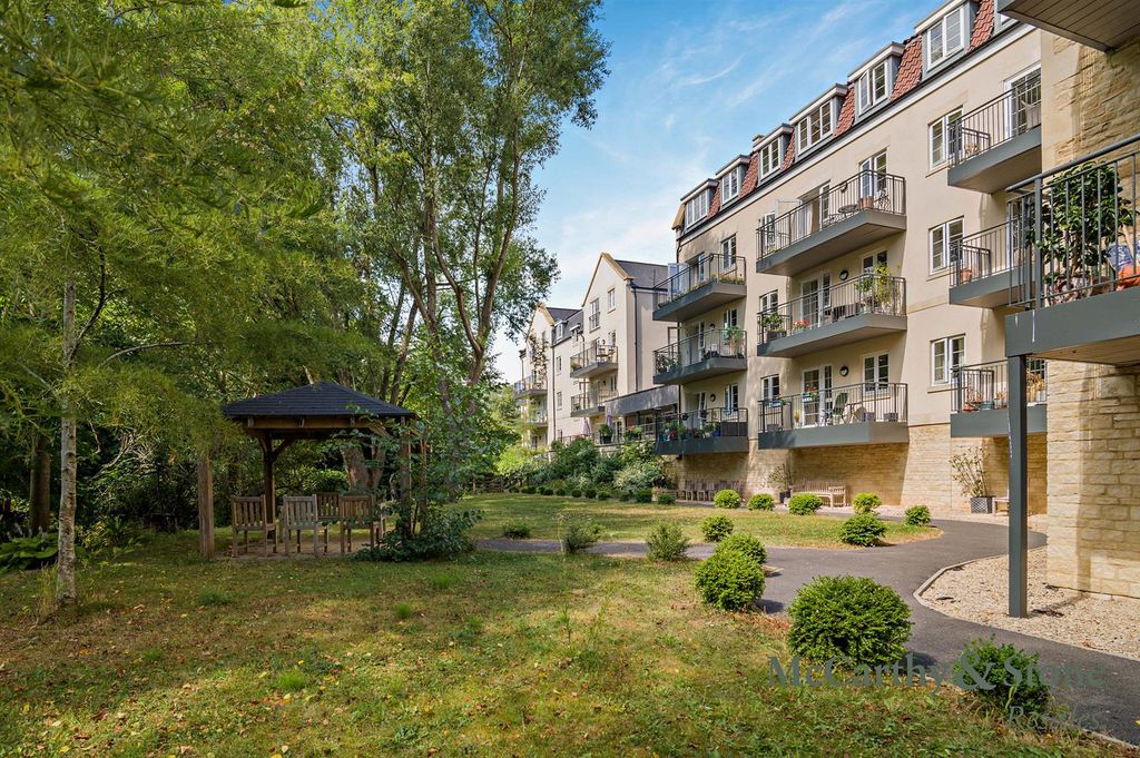 Property photo 1 of 21 Communal Gardens