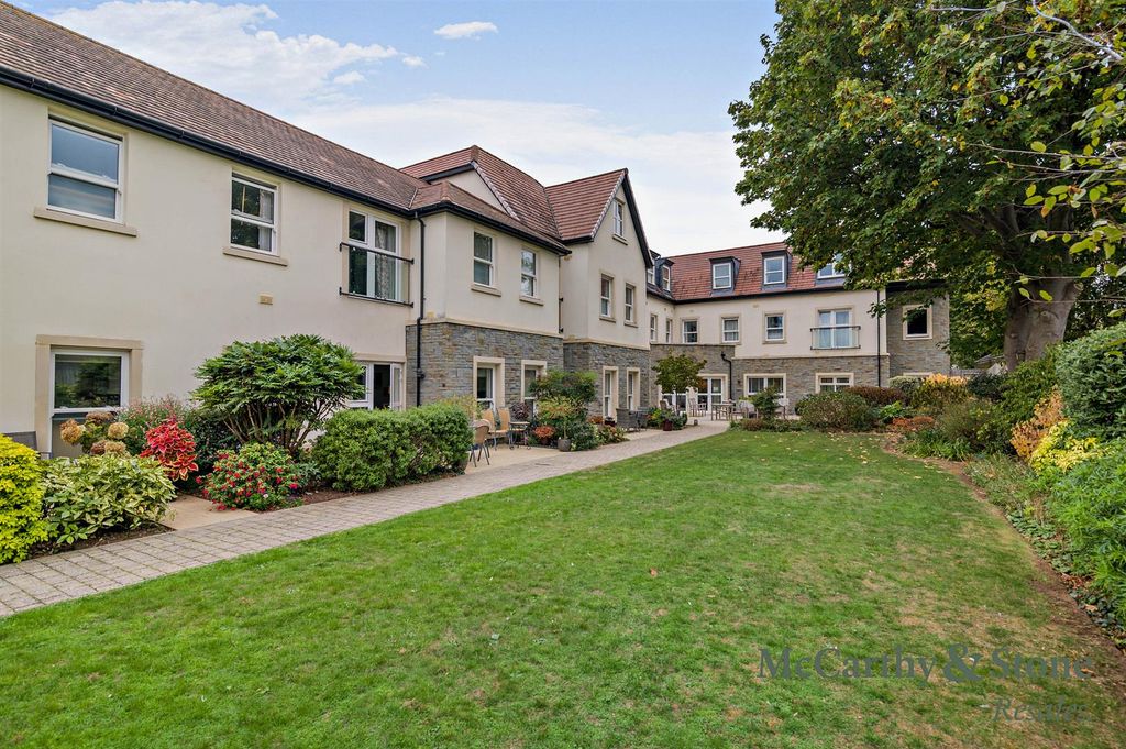 Property photo 2 of 14 Communal Gardens