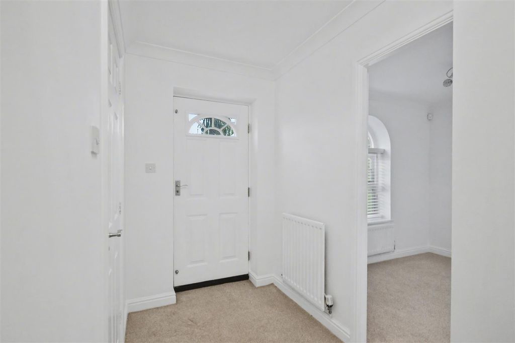 Property photo 3 of 19 Entrance Hall