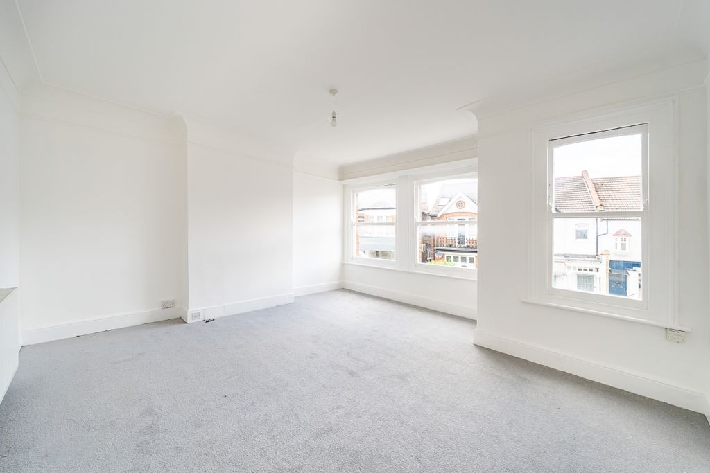Property photo 1 of 10 32 A Replingham R...