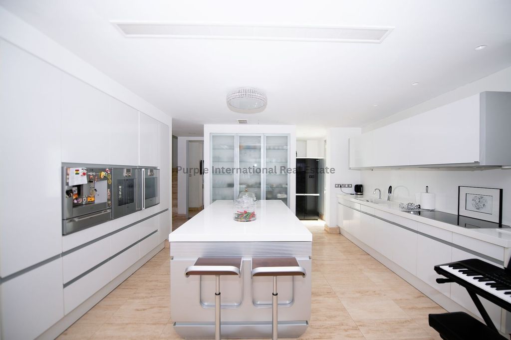 Property photo 2 of 33