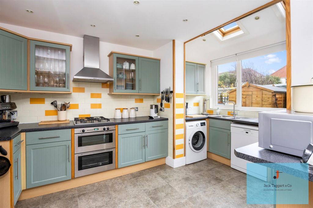 Property photo 2 of 17 Errol Road, 7-011.Jpg