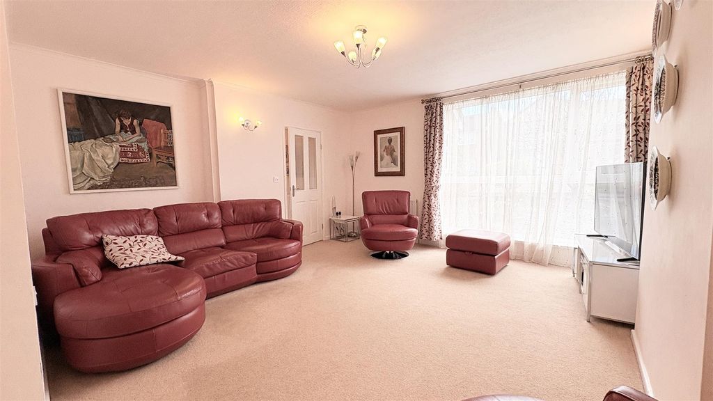 Property photo 3 of 33 Living/Dining Room